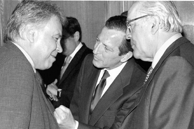 Bromeando con Felipe González